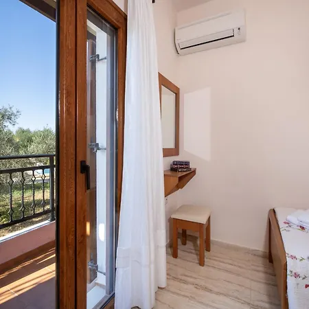 Spacious With Jacuzzi In Sfakaki