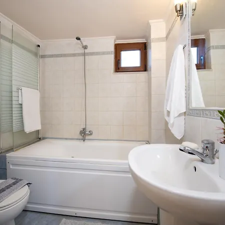 Spacious With Jacuzzi In Sfakaki Сasa de vacaciones