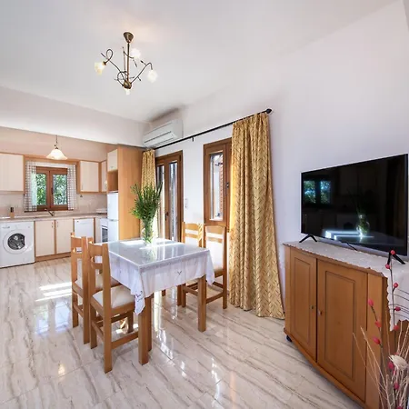 Spacious With Jacuzzi In Sfakaki *